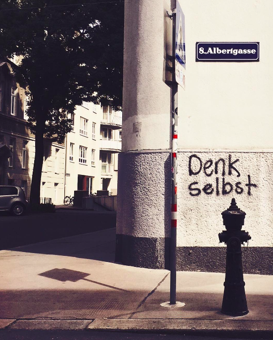 "Denk selbst" auf einer Hauswand