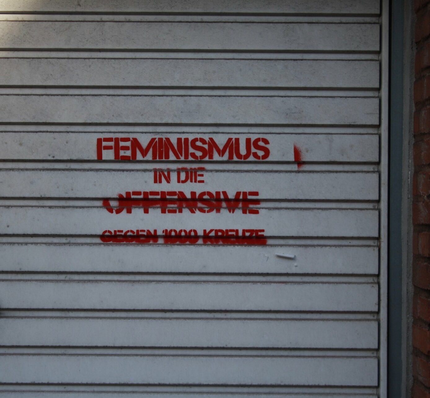 Garagentor gesprayter Spruch: Feminismus in die Offensive