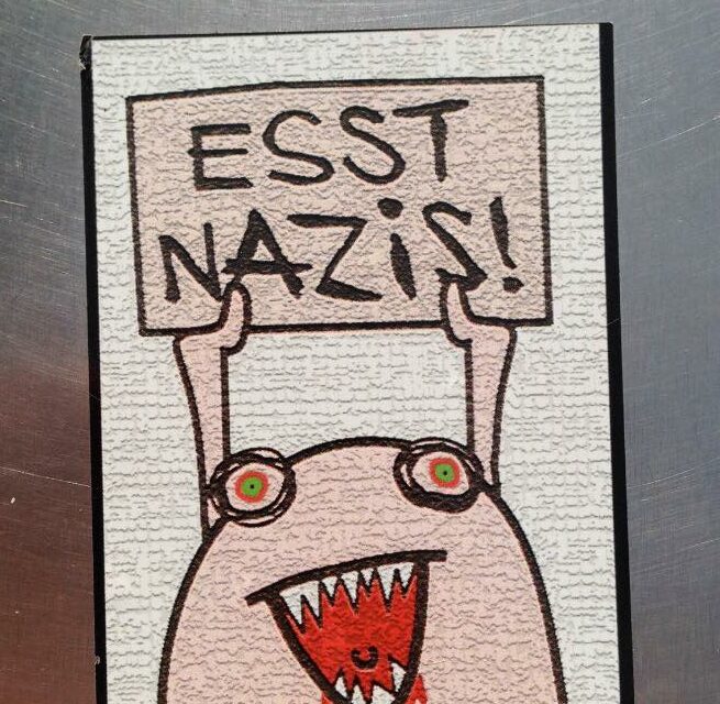 Ein Monster hält ein Schild hoch: Esst Nazis