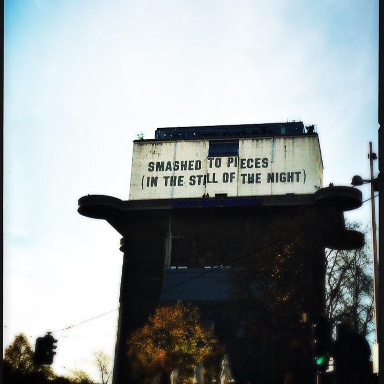 Wiener Flakturm mit "smashed to pieces in the still of the night" von Schriftzug von Lawrence Weiner