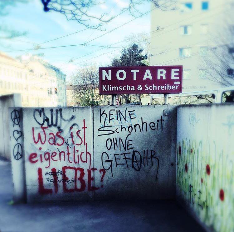 Besprühte hüfthohe Wand "was ist eigentlich Liebe" und "Keine Schönheit ohne Gefahr" ist zu lesen