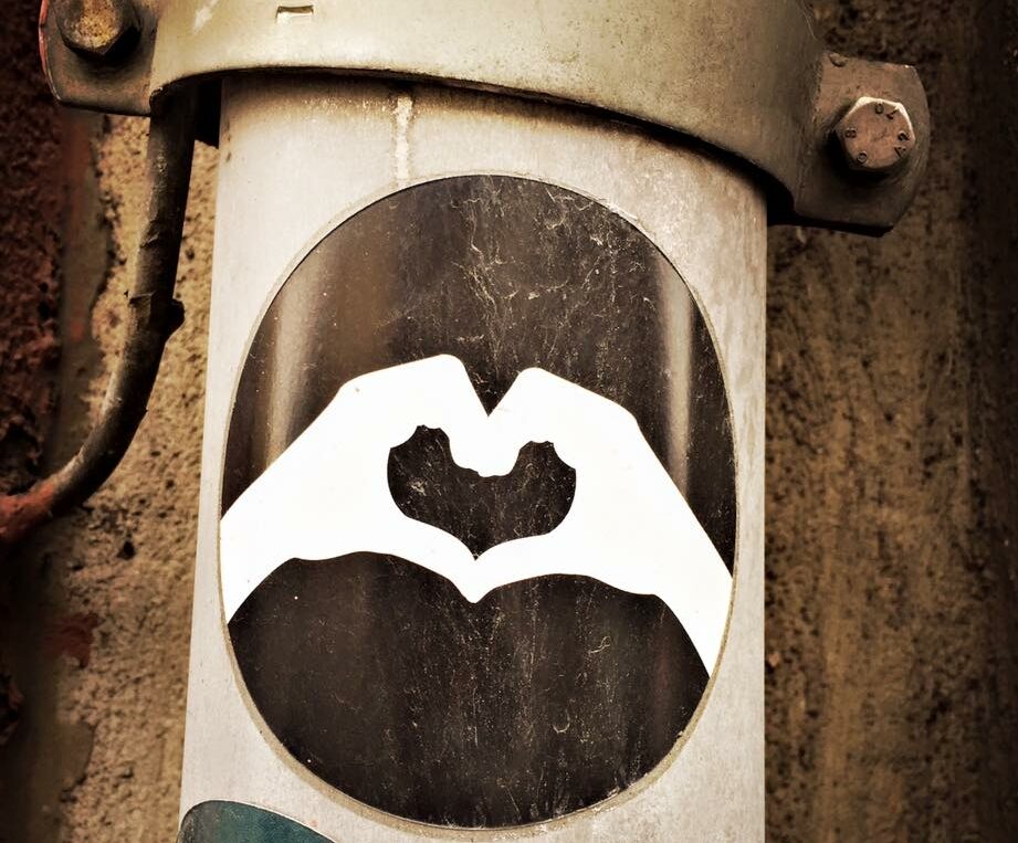 Sticker mit 2 Händen, die ein Herz formen