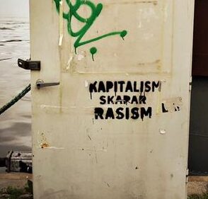 Kapitalusmus schafft Rassismus auf schwedisch