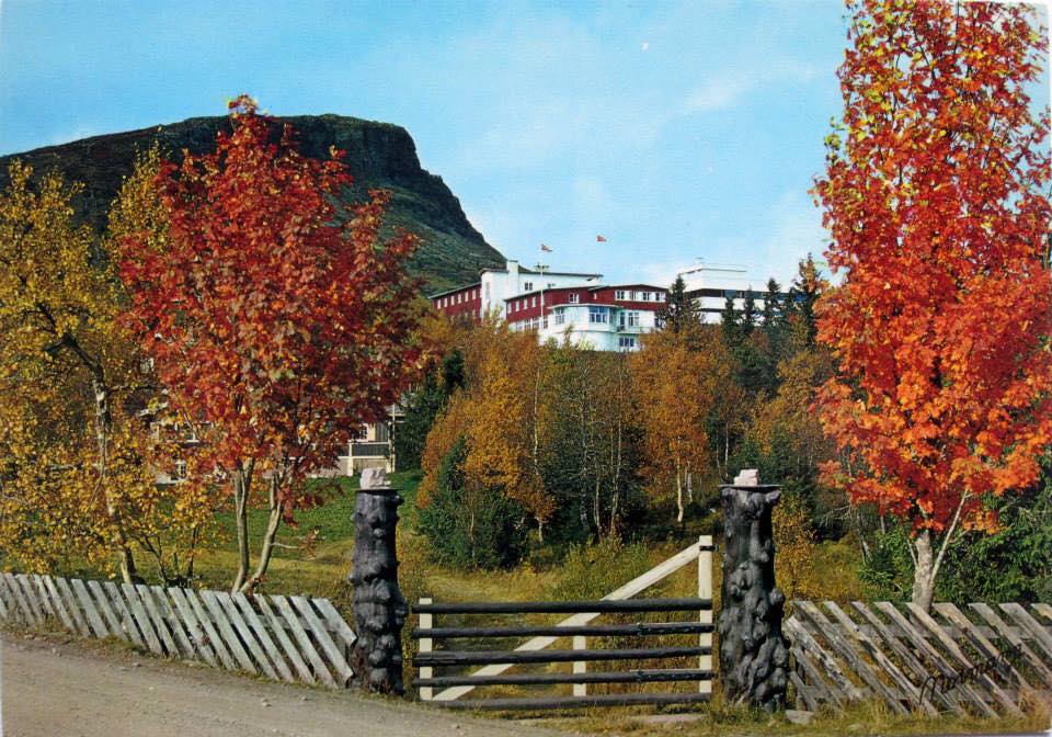 Berg Skeikampen davor das Hotel Skeikampen Høyfjellshotell